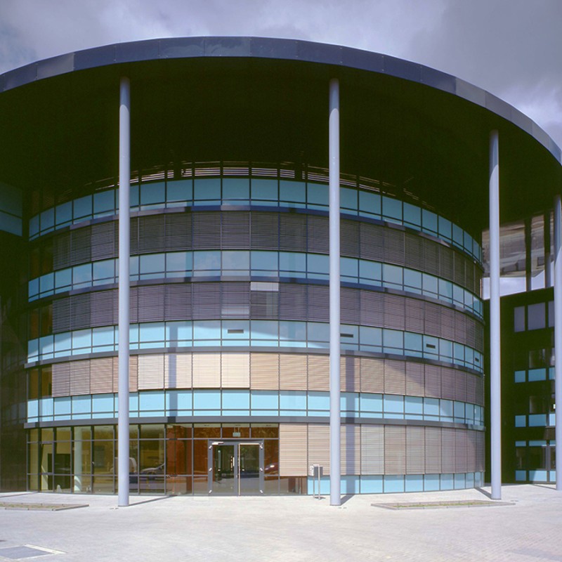rundes Gebäude mit Glasfront