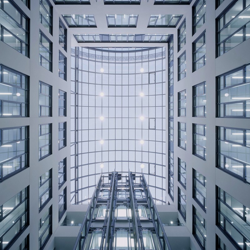 Innenansicht eines modernen Gebäudes mit auschließlich Fenstern