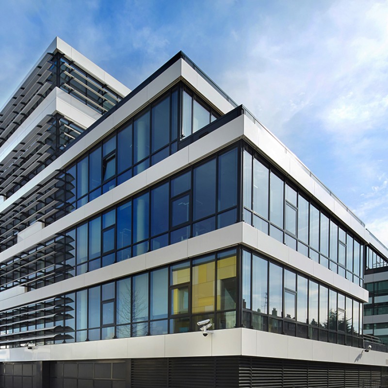 abstraktes modernes Gebäude mit schwarz weißer Fassade und großen Fenstern