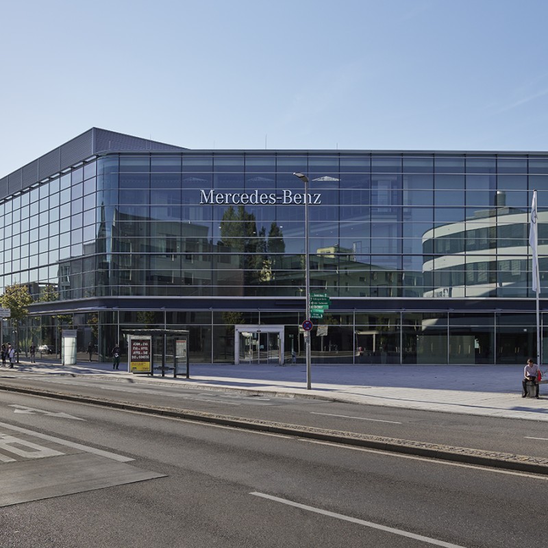 gläsernes Gebäude mit Logo Mercedes Benz