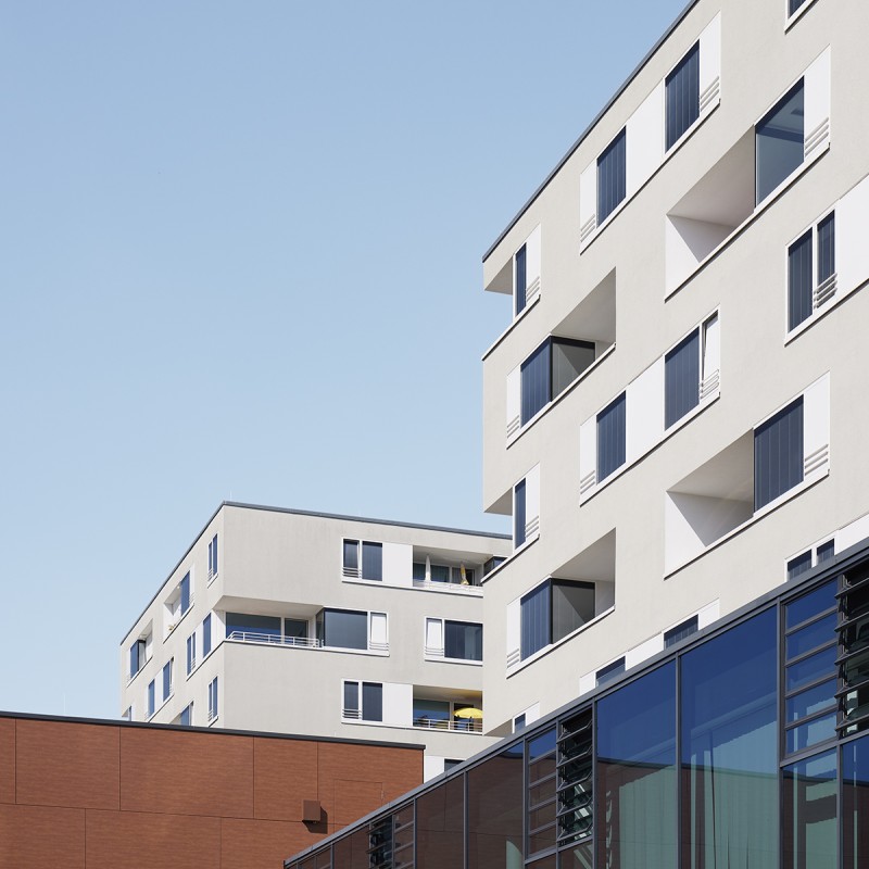 Außenansicht der obersten Etagen zweier moderner Gebäude mit weißer Fassade
