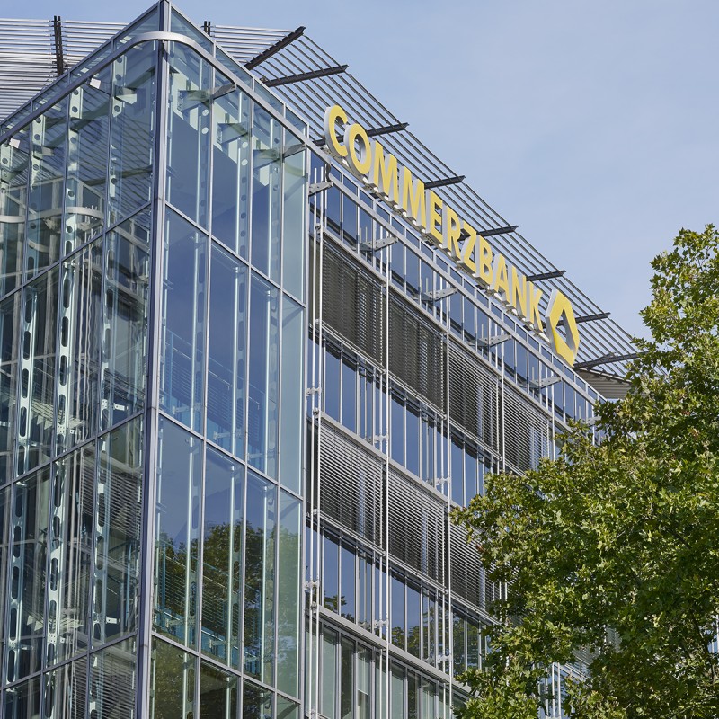 Außenansicht der obersten Etagen eines modernen Gebäudes mit dem Logo der Commerzbank