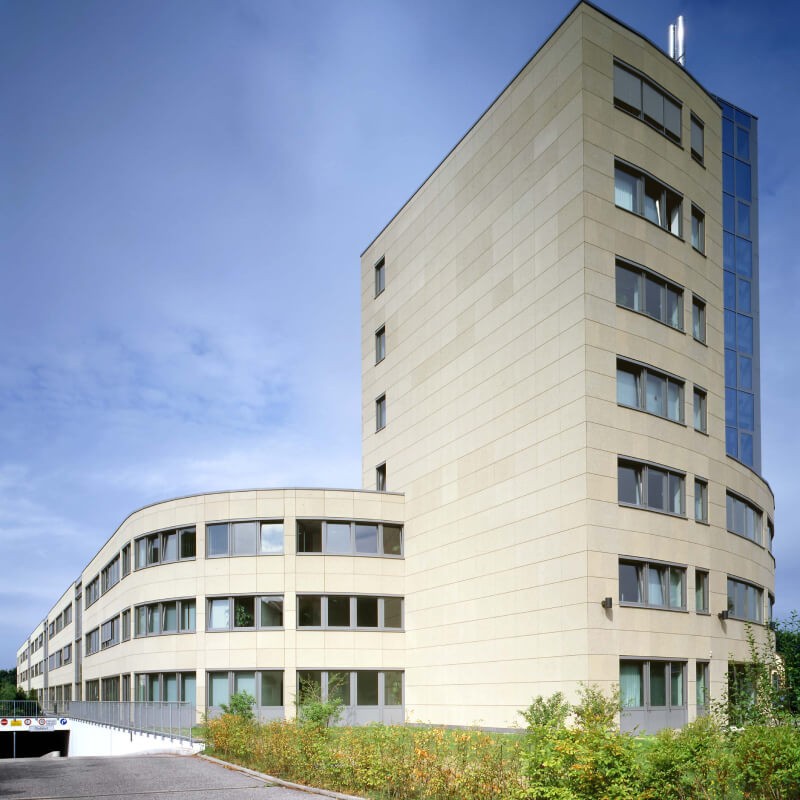 Außenansicht Gebäude vor blauem Himmel