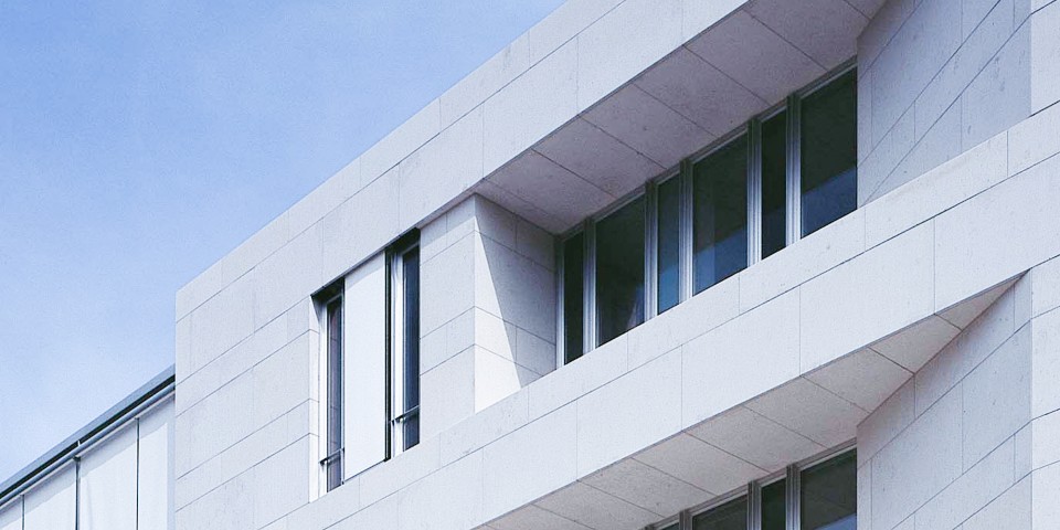 Fenster eines modernen Gebäudes