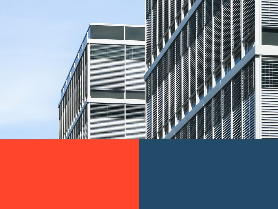 Ausschnitt Gebäudefassade über farbigen Farbflächen