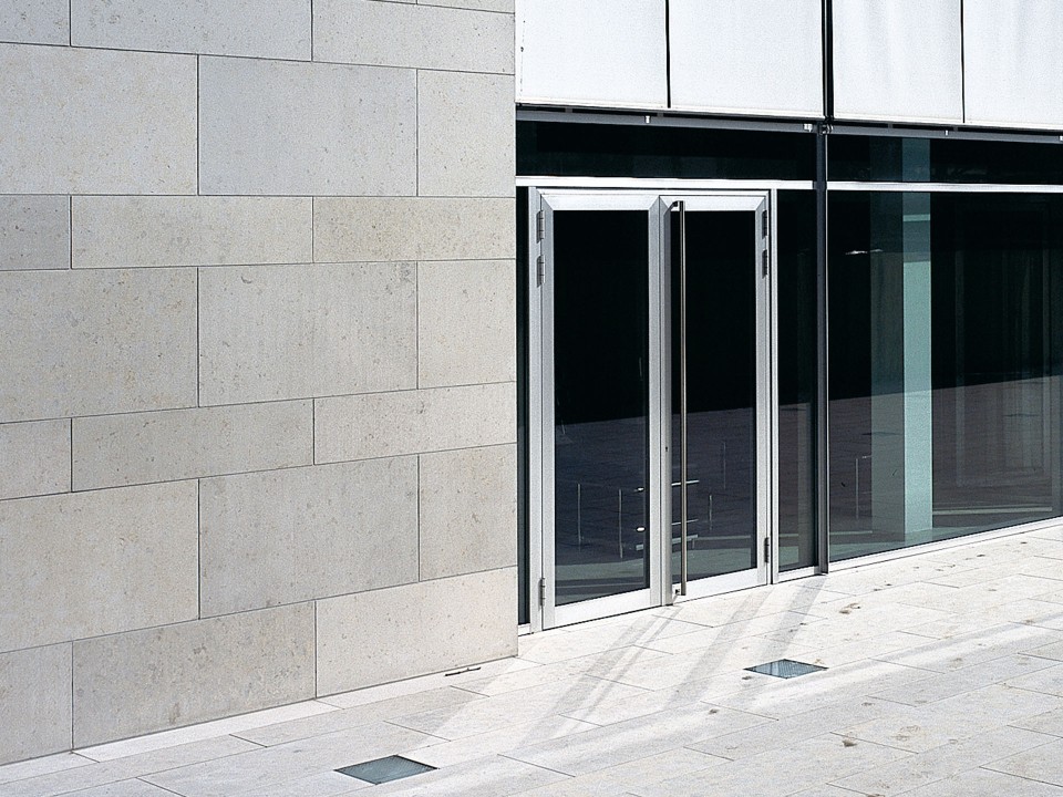 Ausschnitt Gebäudefassade und Glaseingangstür